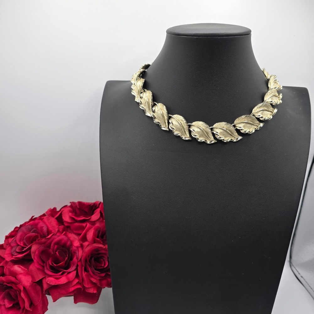 Vintage Lisner Gold Tone‎ Textured Leaf Choker Necklace Adjustable J-Hook Clasp